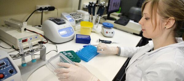 Một nhân viên tại phòng thí nghiệm của Viện Nghiên cứu Dịch tễ học và Vi sinh vật học Gamalei - Sputnik Việt Nam