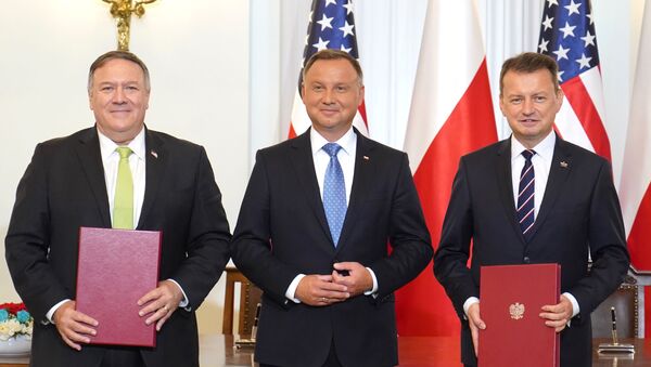 Ngoại trưởng Mỹ Mike Pompeo, Tổng thống Ba Lan Andrzej Duda và Bộ trưởng Quốc phòng Ba Lan Mariusz Blaszczak tại cuộc họp ở Ba Lan - Sputnik Việt Nam