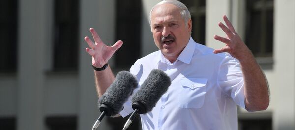 Tổng thống Belarus Alexander Lukashenko phát biểu tại một cuộc mít tinh ủng hộ ông trên Quảng trường Độc lập ở Minsk - Sputnik Việt Nam