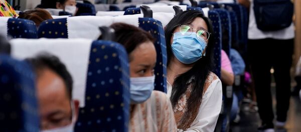 Hành khách đi tàu cao tốc ở Trung Quốc. - Sputnik Việt Nam