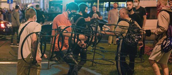 Những người tham gia biểu tình trên một con phố ở Minsk. - Sputnik Việt Nam