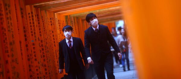 Những người đeo khẩu trang ở Kyoto, Nhật Bản. - Sputnik Việt Nam