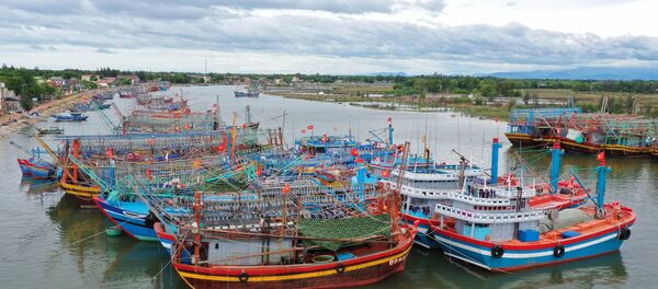 Tàu thuyền của ngư dân tránh trú bão tại khu neo đậu Cửa Viêt. Tàu thuyền của ngư dân tránh trú bão tại khu neo đậu Cửa Viêt. - Sputnik Việt Nam