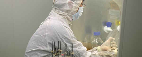 Chuyên gia Trung Quốc làm việc trong phòng thí nghiệm về sản xuất vắc-xin. - Sputnik Việt Nam