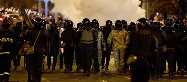 Các nhân viên thực thi pháp luật trong một cuộc biểu tình ở Minsk. - Sputnik Việt Nam