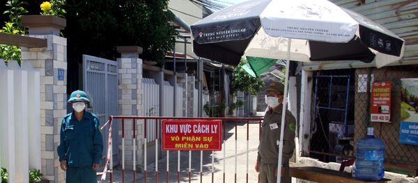 Lực lượng chức năng kiểm soát tại các con đường ra vào địa bàn khu Tổ 5, khu phố Mỹ Đông, phường An Mỹ (thành phố Tam Kỳ). - Sputnik Việt Nam