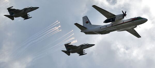Máy bay cường kích Su-25 và máy bay vận tải quân sự An-26 trong cuộc duyệt binh trên không ở Minsk. Máy bay cường kích Su-25 và máy bay vận tải quân sự An-26 trong cuộc duyệt binh trên không ở Minsk. - Sputnik Việt Nam