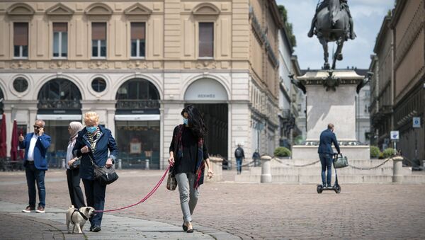 Công dân đeo khẩu trang y tế tại Piazza San Carlo ở Turin, Ý - Sputnik Việt Nam