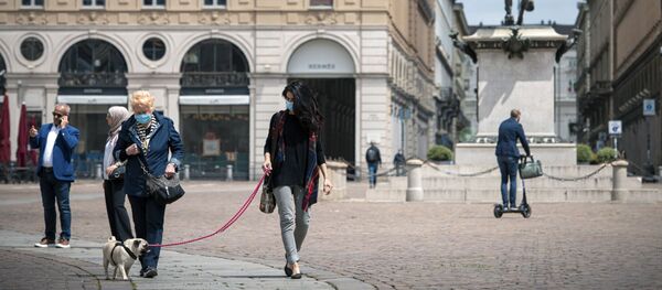 Công dân đeo khẩu trang y tế tại Piazza San Carlo ở Turin, Ý Công dân đeo khẩu trang y tế tại Piazza San Carlo ở Turin, Ý - Sputnik Việt Nam