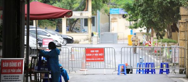 Khu vực cách ly đặc biệt dành cho các bệnh nhân nghi nhiễm được thắt chặt an ninh, kiểm tra nghiêm ngặt. - Sputnik Việt Nam