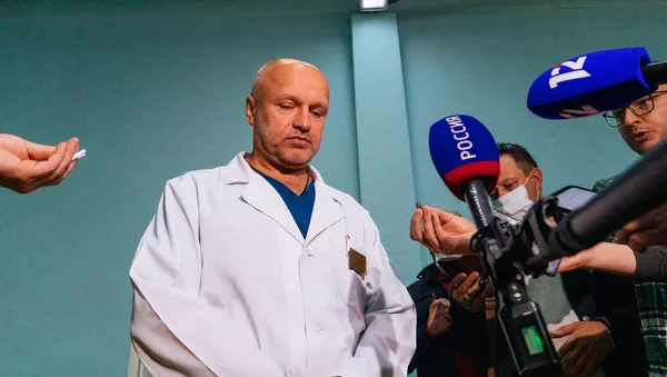 Ông Anatoly Kalinichenko, phó giám đốc bệnh viện cấp cứu số 1 ở Omsk nói với các phóng viên về tình trạng của Alexei Navalny. - Sputnik Việt Nam