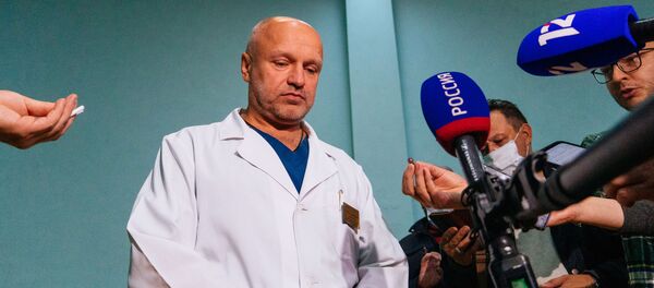 Ông Anatoly Kalinichenko, phó giám đốc bệnh viện cấp cứu số 1 ở Omsk nói với các phóng viên về tình trạng của Alexei Navalny. - Sputnik Việt Nam
