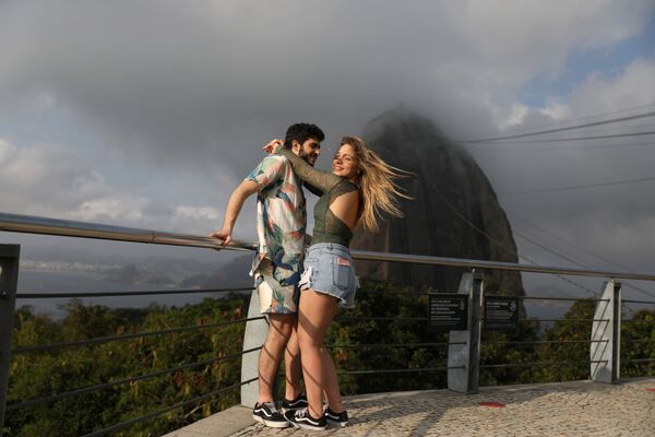 Cặp tình nhân trước núi Sugarloaf, mở cửa sau thời gian kiểm dịch ở Rio de Janeiro, Brazil - Sputnik Việt Nam