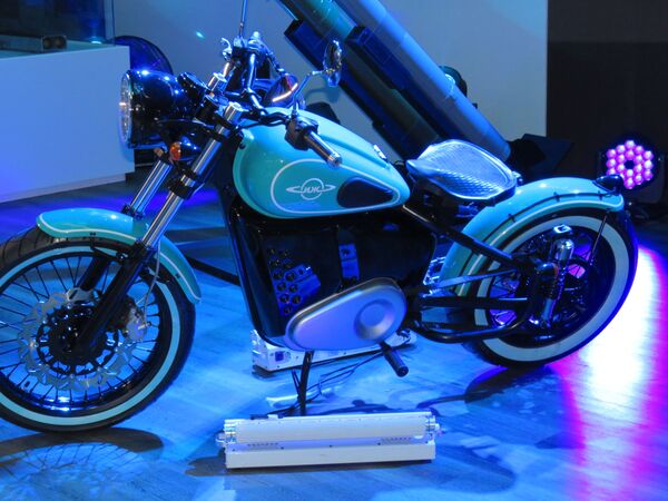 Kalashnikov giới thiệu chiếc mô tô điện mới theo mẫu IZH-49 huyền thoại Kalashnikov giới thiệu chiếc mô tô điện mới theo mẫu IZH-49 huyền thoại - Sputnik Việt Nam