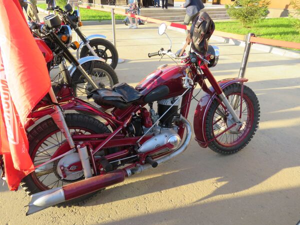 Kalashnikov giới thiệu chiếc mô tô điện mới theo mẫu IZH-49 huyền thoại Kalashnikov giới thiệu chiếc mô tô điện mới theo mẫu IZH-49 huyền thoại - Sputnik Việt Nam