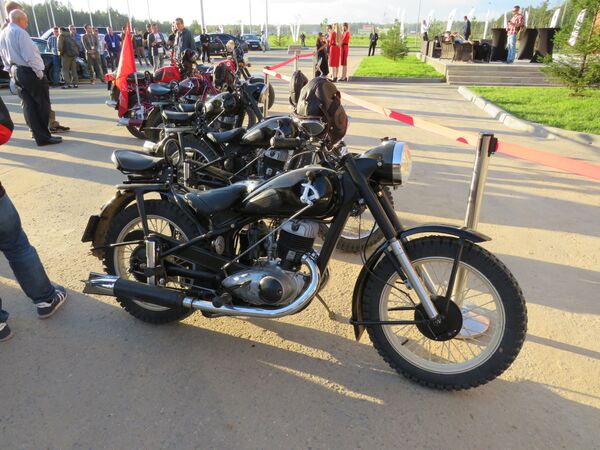 Kalashnikov giới thiệu chiếc mô tô điện mới theo mẫu IZH-49 huyền thoại Kalashnikov giới thiệu chiếc mô tô điện mới theo mẫu IZH-49 huyền thoại - Sputnik Việt Nam