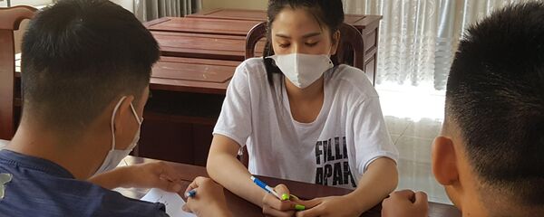 Công an lấy lời khai một trong số các đối tượng nam, nữ bị bắt quả tang khi đang thực hiện hành vi mua bán dâm để từ đó ra lệnh bắt Phạm Hồng Giang - Sputnik Việt Nam