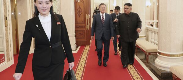 Em gái của nhà lãnh đạo Triều Tiên Kim Jong-un Kim Ye-jong trong cuộc gặp giữa lãnh đạo CHDCND Triều Tiên và Tổng thống Hàn Quốc tại Bình Nhưỡng Em gái của nhà lãnh đạo Triều Tiên Kim Jong-un Kim Ye-jong trong cuộc gặp giữa lãnh đạo CHDCND Triều Tiên và Tổng thống Hàn Quốc tại Bình Nhưỡng - Sputnik Việt Nam