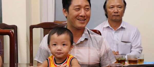 Niềm vui của anh Nguyễn Văn Hưng, bố bé Nguyễn Cao Gia Bảo khi được gặp con. Niềm vui của anh Nguyễn Văn Hưng, bố bé Nguyễn Cao Gia Bảo khi được gặp con. - Sputnik Việt Nam