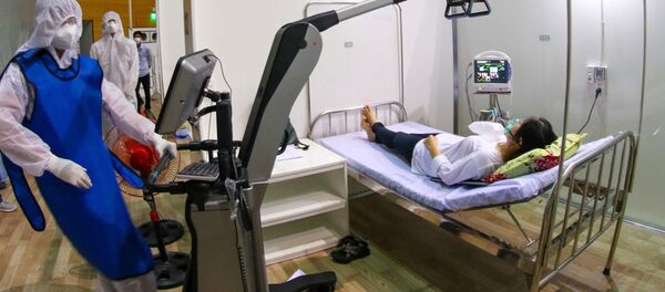 Sử dụng máy X - Quang di động trong tình huống diễn tập điều trị cho bệnh nhân tại Bệnh viện dã chiến Tiên Sơn. - Sputnik Việt Nam