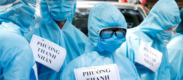 Nhân viên y tế xét nghiệm coronavirus ở Hà Nội. Nhân viên y tế xét nghiệm coronavirus ở Hà Nội. - Sputnik Việt Nam