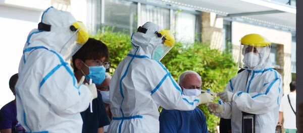 Việc lấy mẫu xét nghiệm cho người nước ngoài được thực hiện bằng hai phương pháp là huyết thanh học (ELISA) và RT-PCR. Việc lấy mẫu xét nghiệm cho người nước ngoài được thực hiện bằng hai phương pháp là huyết thanh học (ELISA) và RT-PCR. - Sputnik Việt Nam