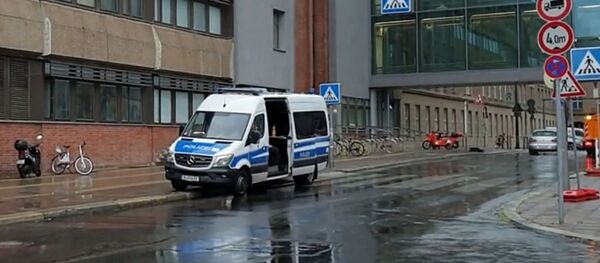 Một chiếc xe cấp cứu bên ngoài phòng khám Charite ở Berlin. - Sputnik Việt Nam