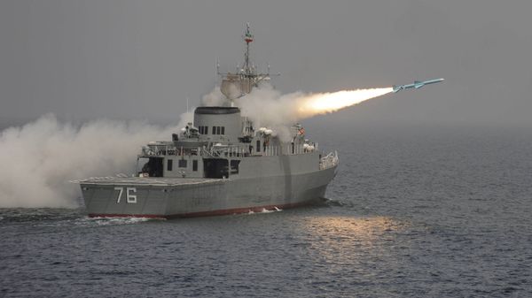 Tàu khu trục Jamaran của Hải quân Iran trong một cuộc tập trận - Sputnik Việt Nam