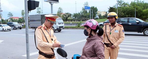 Lực lượng CSGT tỉnh Hưng Yên kiểm tra và xử lý chủ phương tiện vi phạm trật tự an toàn giao thông. Lực lượng CSGT tỉnh Hưng Yên kiểm tra và xử lý chủ phương tiện vi phạm trật tự an toàn giao thông. - Sputnik Việt Nam
