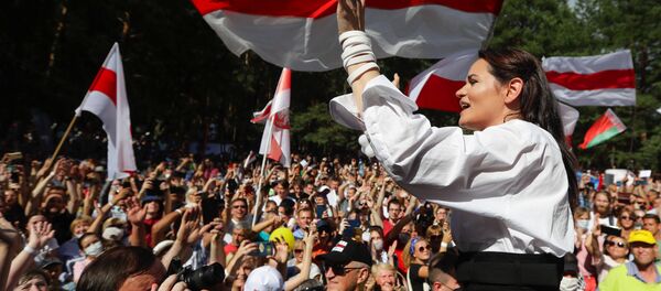 Ứng cử viên tổng thống Svetlana Tikhanovskaya trong một cuộc biểu tình ở Brest - Sputnik Việt Nam