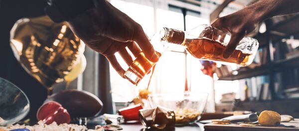 Đồ uống có cồn được rót vào ly - Sputnik Việt Nam