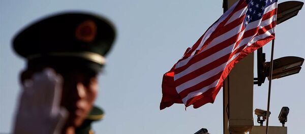 Một quân nhân ra hiệu gần Tử Cấm Thành ở Bắc Kinh - Sputnik Việt Nam