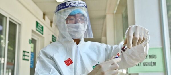 Ca nghi nhiễm COVID-19 được lấy mẫu xét nghiệm sàng lọc tại Bệnh viện Thanh Nhàn - Sputnik Việt Nam