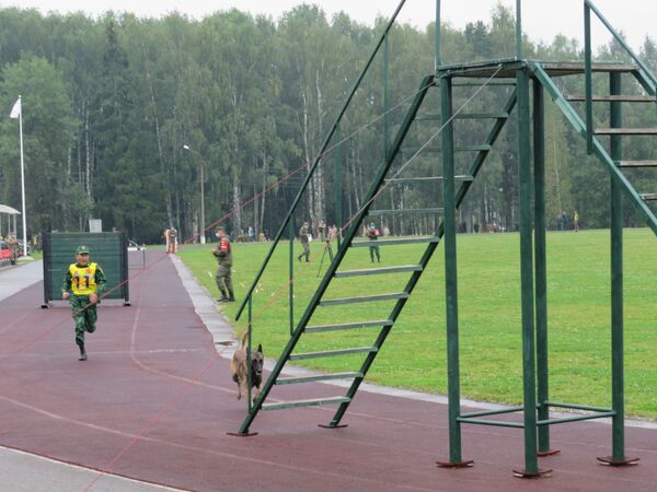 Huấn luyện viên trưởng đội Việt Nam: cuộc thi Người bạn trung thành là diễn đàn trao đổi kinh nghiệm dạy chó nghiệp vụ Huấn luyện viên trưởng đội Việt Nam: cuộc thi Người bạn trung thành là diễn đàn trao đổi kinh nghiệm dạy chó nghiệp vụ - Sputnik Việt Nam