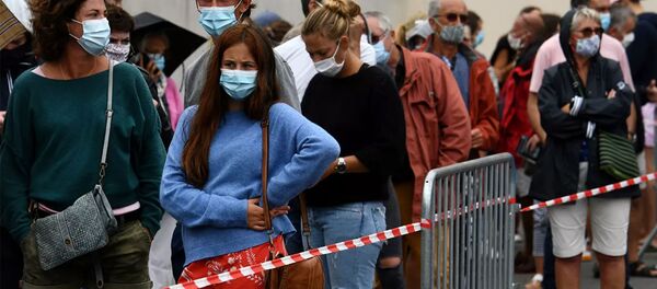 Xếp hàng xét nghiệm Coronavirus ở Quiberon, Pháp - Sputnik Việt Nam