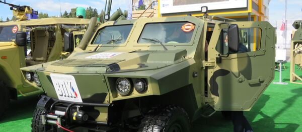 Xe bọc thép «Strela» phiên bản lưỡng thể - trên bộ và lội nước. - Sputnik Việt Nam