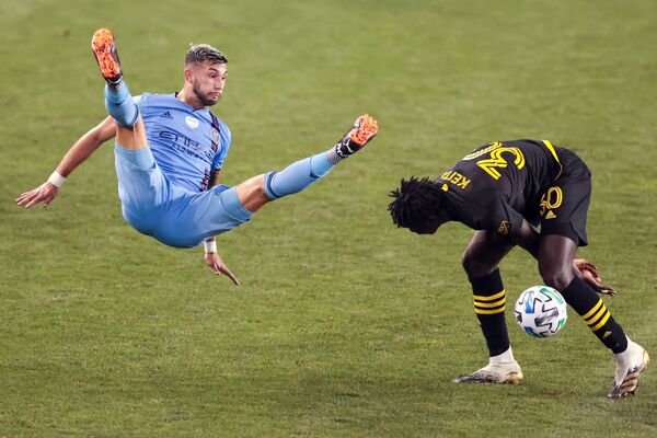 Tiền vệ Valentin Castellanos của New York City và hậu vệ Abubakar Keita của Columbus Crew trong hiệp hai tại Red Bull Arena - Sputnik Việt Nam