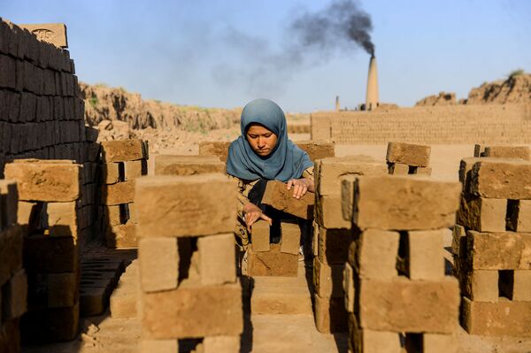 Cô gái trẻ làm việc với những viên gạch ở Herat, Afghanistan - Sputnik Việt Nam