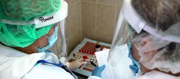 Các bác sĩ xếp các ống máu để phân tích trước khi xuất viện những người tình nguyện thử nghiệm vắc xin coronavirus Các bác sĩ xếp các ống máu để phân tích trước khi xuất viện những người tình nguyện thử nghiệm vắc xin coronavirus - Sputnik Việt Nam