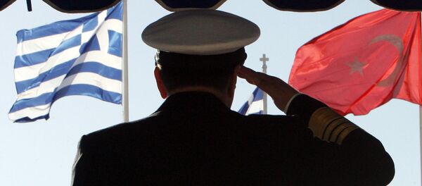 Người quân tử chào. Trên nền cờ của Hy Lạp và Thổ Nhĩ Kỳ - Sputnik Việt Nam