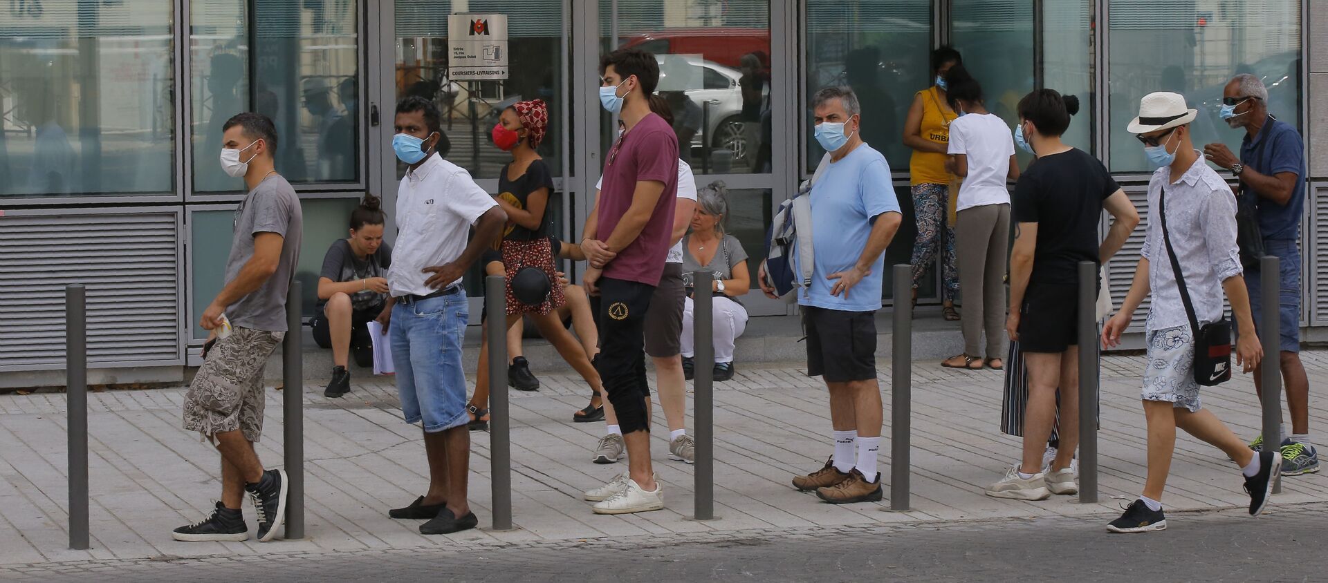 Mọi người xếp hàng chờ xét nghiệm coronavirus bên ngoài phòng thí nghiệm y tế ở Paris, Pháp - Sputnik Việt Nam, 1920, 07.06.2021