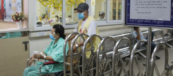 Hàng rào hạn chế người ngoài xâm nhập vào khu điều trị của bệnh nhân trước cửa Khoa Huyết học, Bệnh viện Chợ Rẫy Hàng rào hạn chế người ngoài xâm nhập vào khu điều trị của bệnh nhân trước cửa Khoa Huyết học, Bệnh viện Chợ Rẫy - Sputnik Việt Nam
