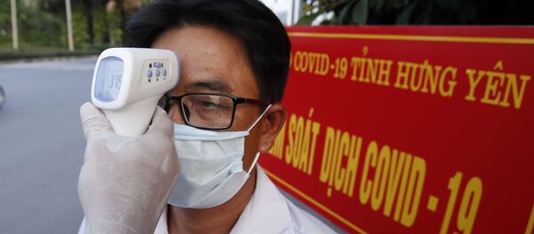 Kiểm tra thân nhiệt với những người từ địa phương khác đến tại chốt kiểm soát dịch COVID-19 (huyện Văn Giang, Hưng Yên) Kiểm tra thân nhiệt với những người từ địa phương khác đến tại chốt kiểm soát dịch COVID-19 (huyện Văn Giang, Hưng Yên) - Sputnik Việt Nam