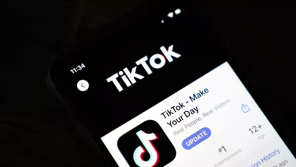 Logo mạng xã hội TikTok trên màn hình điện thoại thông minh