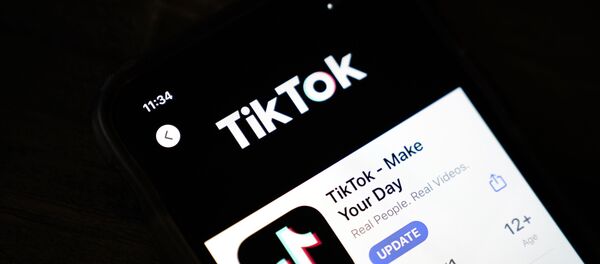 Logo mạng xã hội TikTok trên màn hình điện thoại thông minh - Sputnik Việt Nam