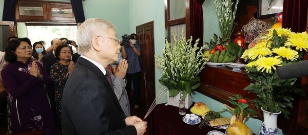 Tổng Bí thư, Chủ tịch nước Nguyễn Phú Trọng dâng hương tưởng niệm Chủ tịch Hồ Chí Minh - Sputnik Việt Nam