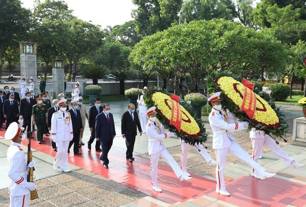 Tổng Bí thư Nguyễn Phú Trọng dâng hương tưởng niệm Chủ tịch Hồ Chí Minh Tổng Bí thư Nguyễn Phú Trọng dâng hương tưởng niệm Chủ tịch Hồ Chí Minh - Sputnik Việt Nam
