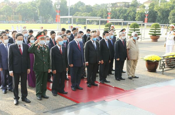 Tổng Bí thư Nguyễn Phú Trọng dâng hương tưởng niệm Chủ tịch Hồ Chí Minh Tổng Bí thư Nguyễn Phú Trọng dâng hương tưởng niệm Chủ tịch Hồ Chí Minh - Sputnik Việt Nam