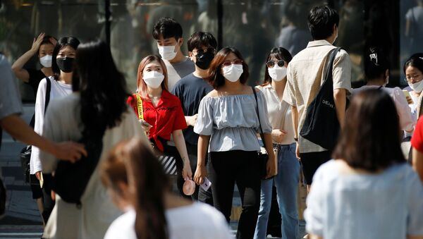 Người đi bộ đeo khẩu trang, Seoul - Sputnik Việt Nam