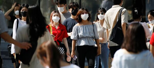 Người đi bộ đeo khẩu trang, Seoul - Sputnik Việt Nam